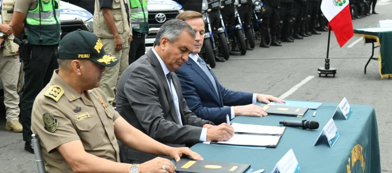 El ministro del Interior peruano, Vicente Romero (centro).