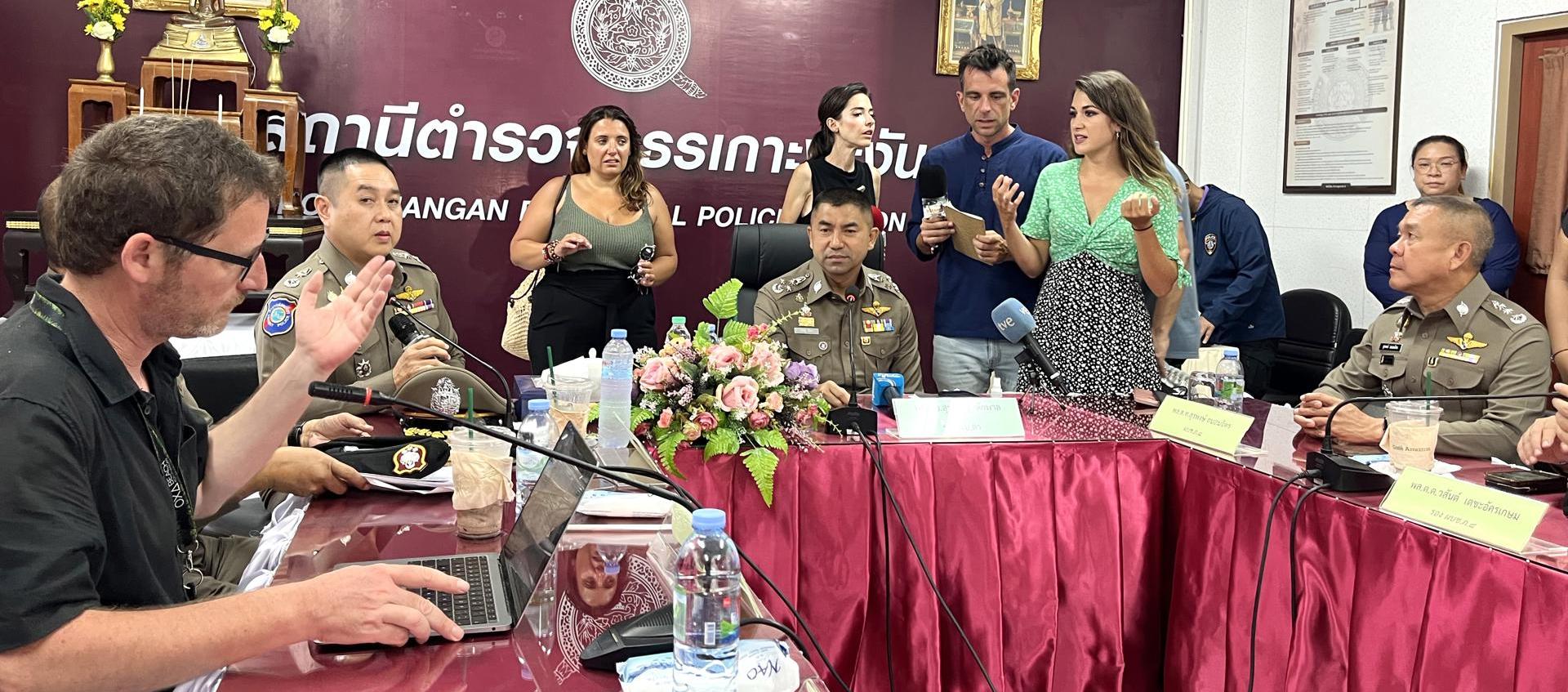 El jefe adjunto de la policía nacional tailandesa, el general Surachate Hakparn (C), habla con los medios de comunicación.