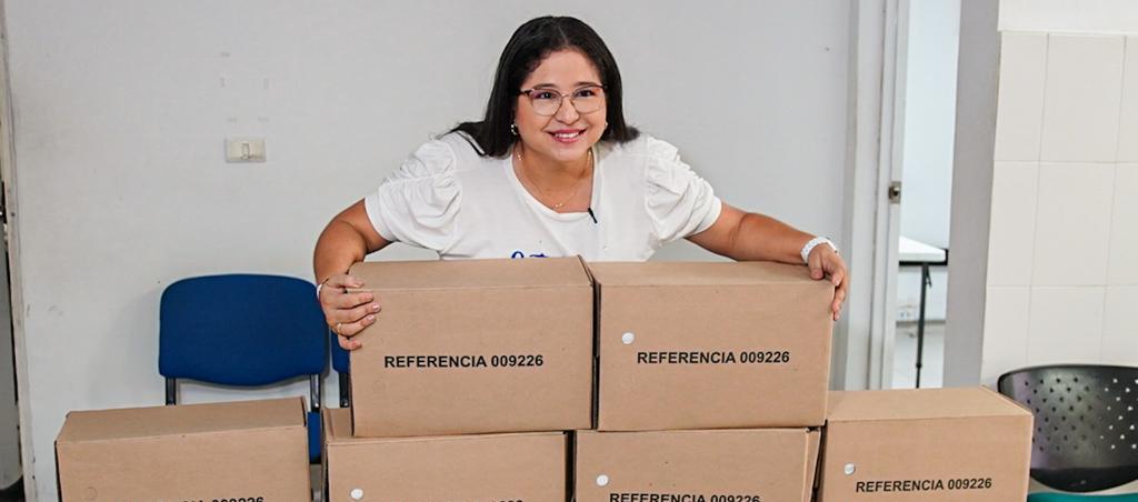 La candidata a la Alcaldía de Soledad Alcira Sandoval, entre las cajas que envió a la Registraduría con las firmas recolectadas