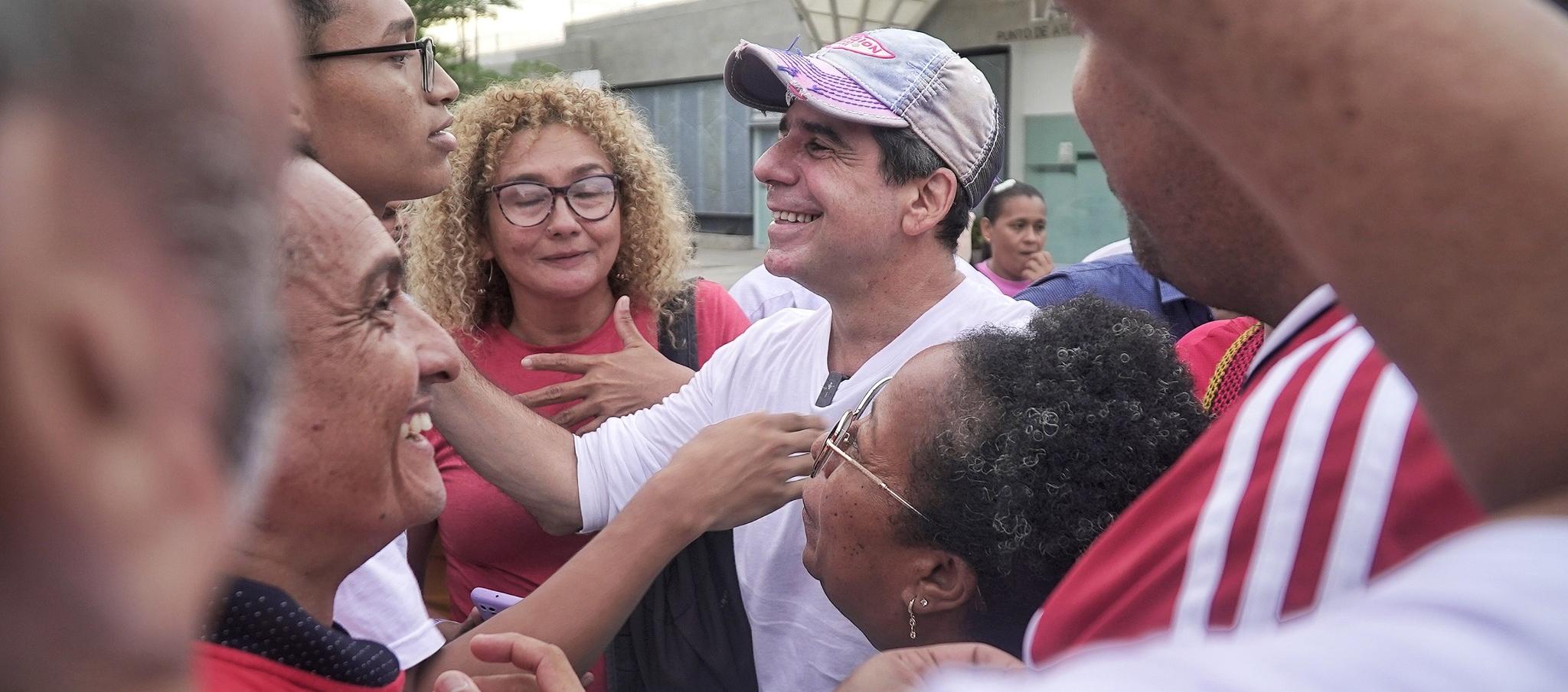 El candidato a la Alcaldía Alejandro Char Chaljub en su visita al barrio La Pradera.