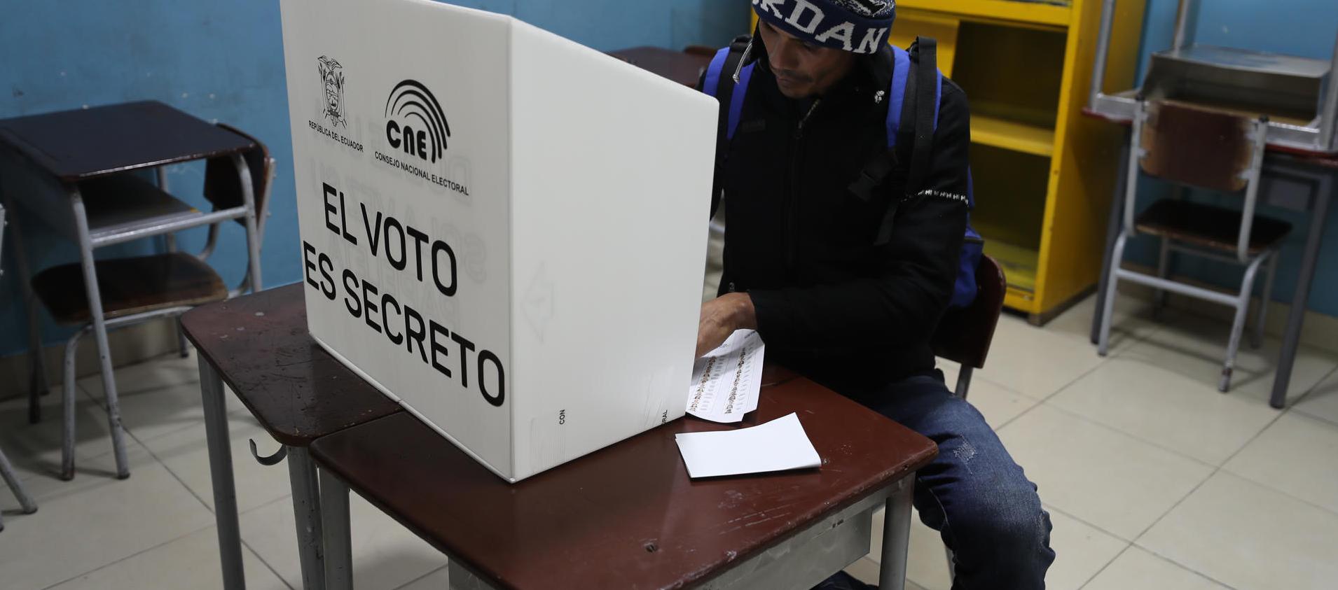 Un ciudadano ejerce su derecho al voto en Quito, Ecuador