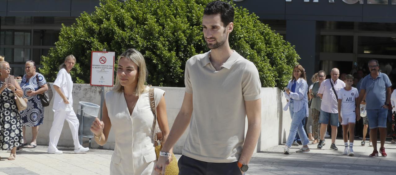 Sergio Rico a su salida del hospital en compañía de su esposa Alba Silva.