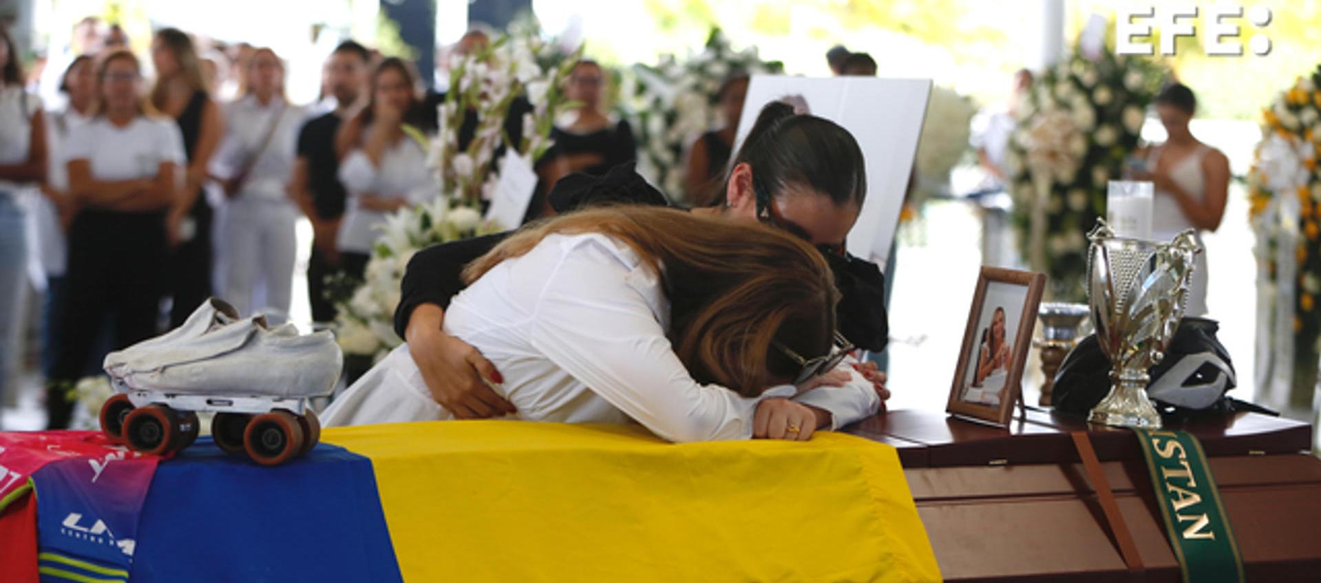 Familiares lloran sobre el féretro de Luz Mery Tristán