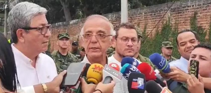 El Ministro de Defensa, Iván Velásquez, en la convulsionada región del Cauca.