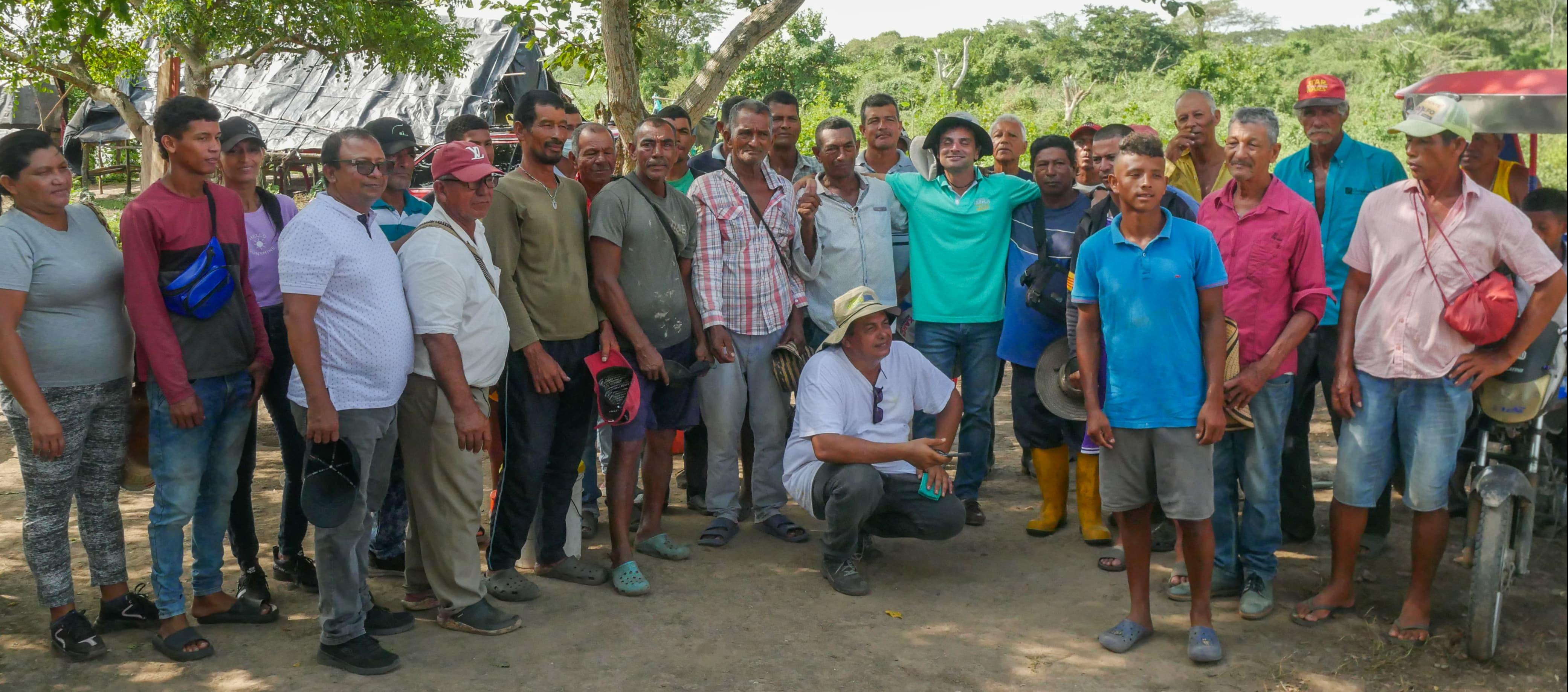 El candidato Alfredo Varela con campesinos y pescadores en la ciénaga del Uvero, Ponedera