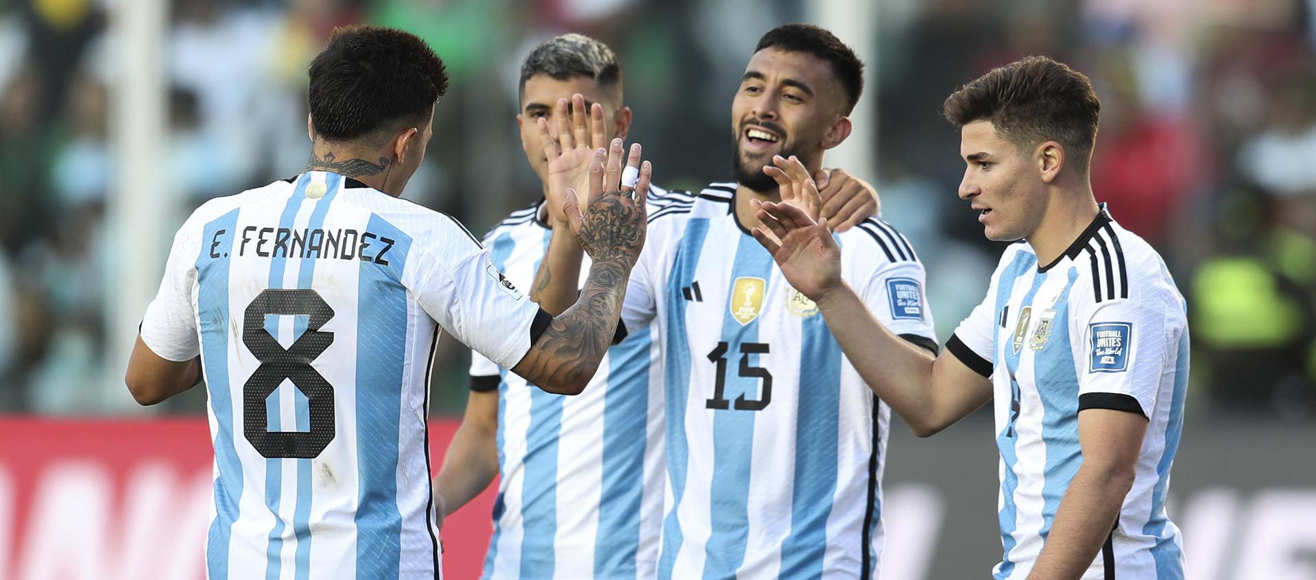 Jugadores de la selección Argentina celebrando uno de los tantos.