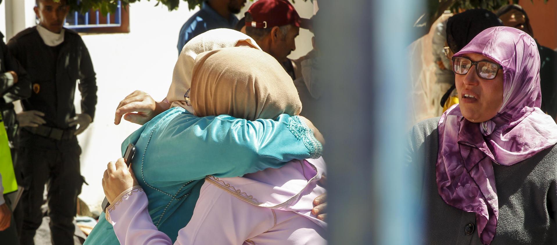 Varias mujeres se abrazan este sábado en la población de Amizmiz, situada a unos 30 kilómetros del epicentro del terremoto en Marruecos