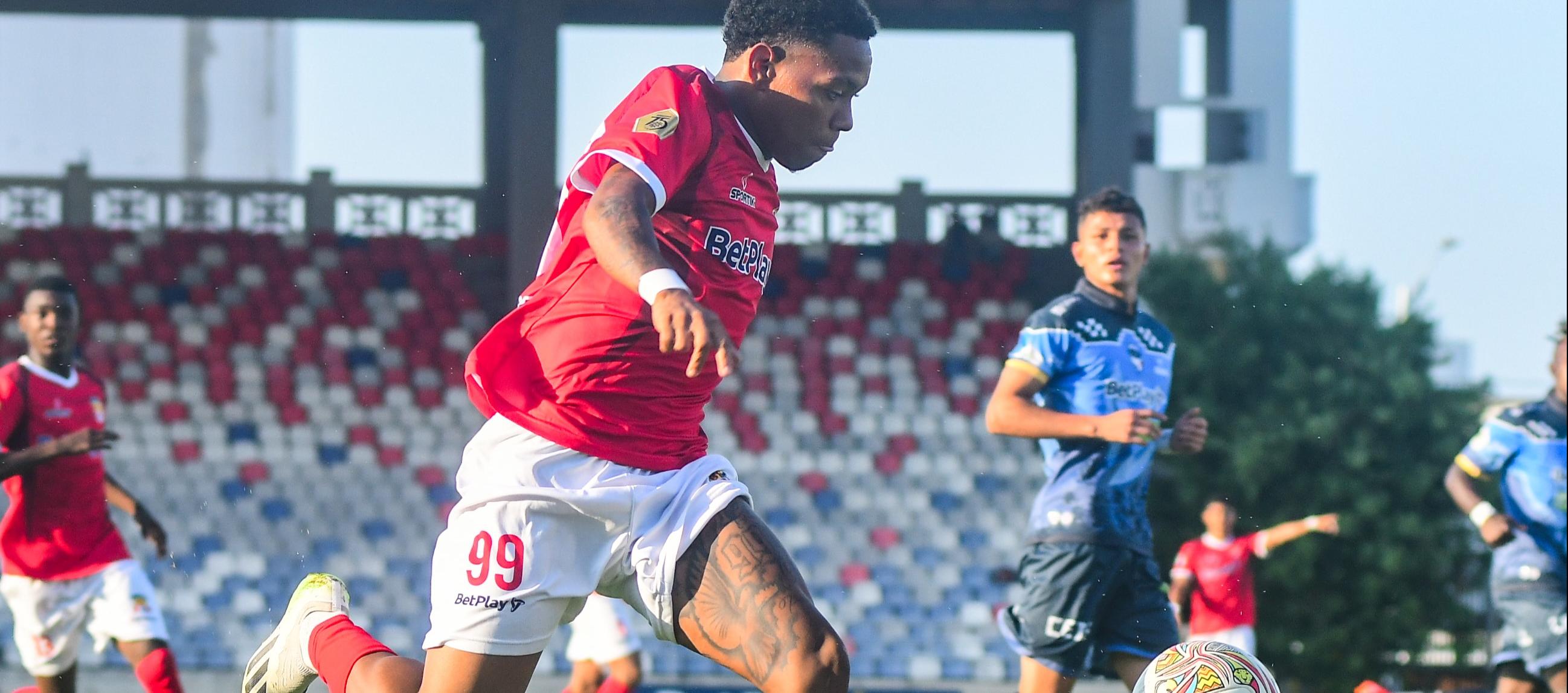 Jesús Díaz, del Barranquilla FC, en un avance hacia el pórtico de Fortaleza. 