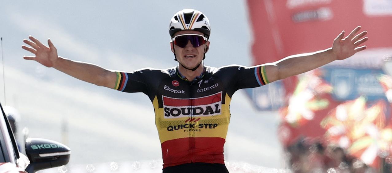 Remco Evenepoel cruza la meta como ganador d la etapa 14.