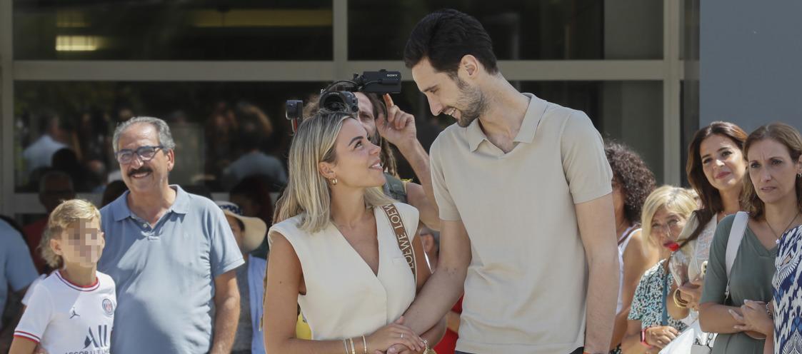 Sergio Rico con su esposa Alba Silva cuando salió del hospital, el 18 de agosto. 