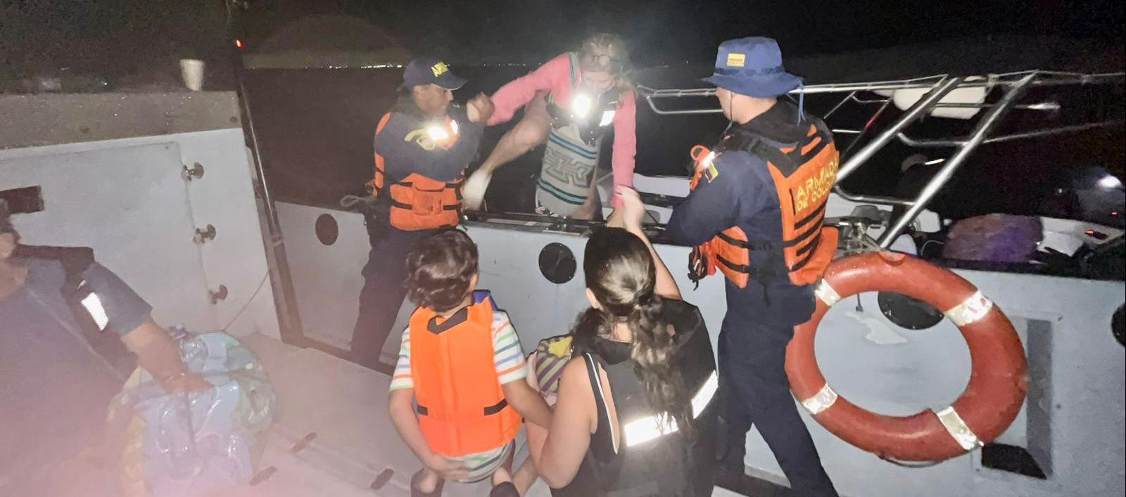 Dimar y Armada rescatan a 7 personas en Bocas de Ceniza.