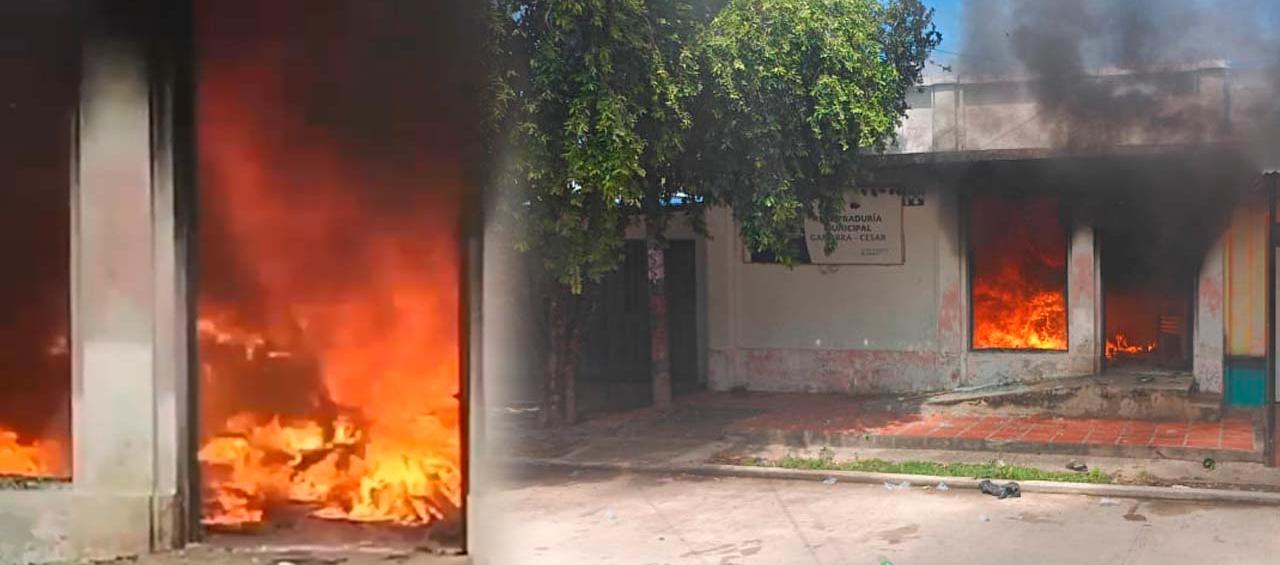 Momentos del incendio en la sede de la registraduría en Gamarra, Cesar.