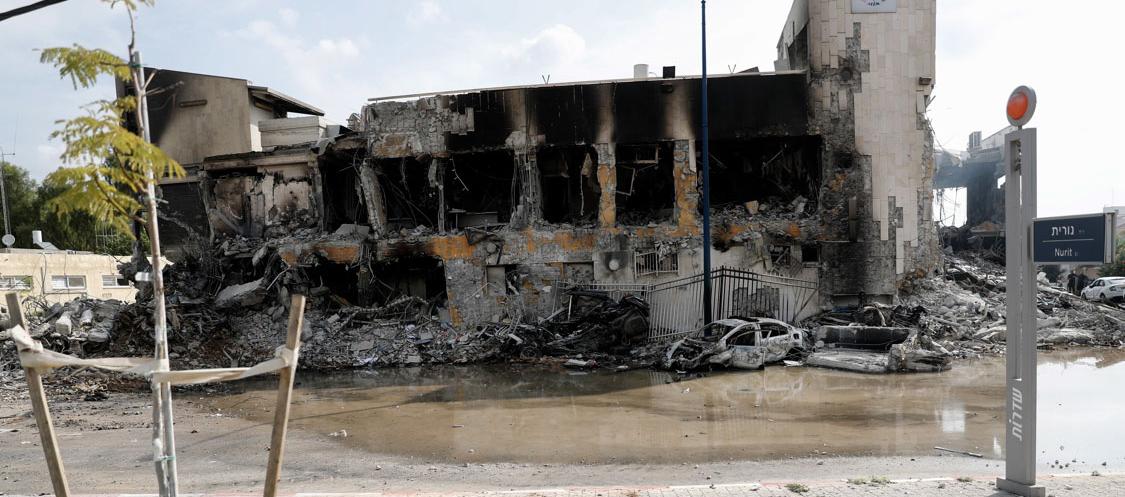Foto de la destruida comisaría de policía en la ciudad sureña de Sderot cerca de la frontera con Gaza