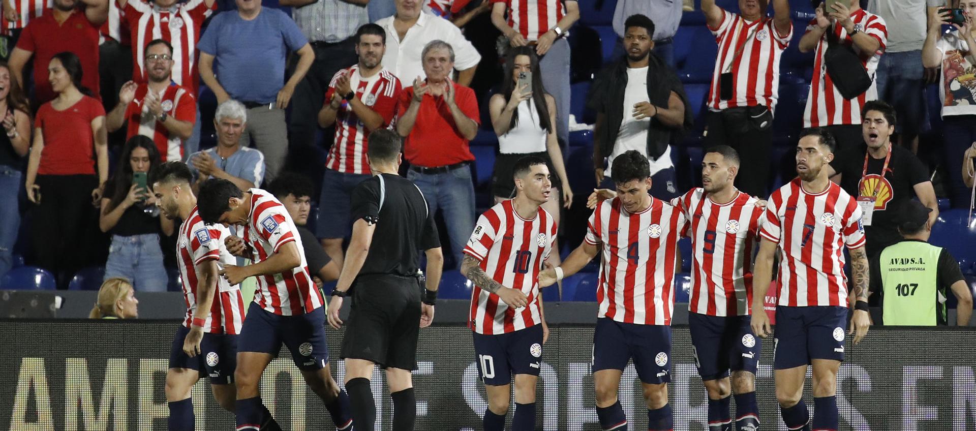 Jugadores de Paraguay celebran el gol anotado en el primer tiempo
