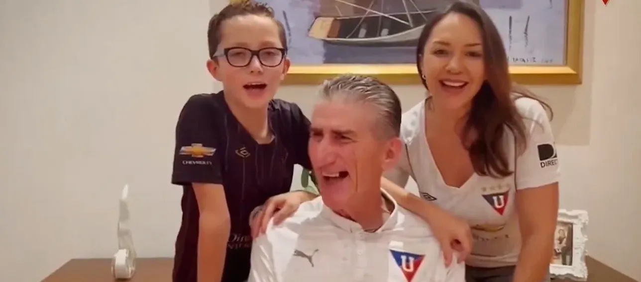 Edgardo Bauza con la camiseta de Liga junto a su esposa Maritza y a su hijo Nicolás.