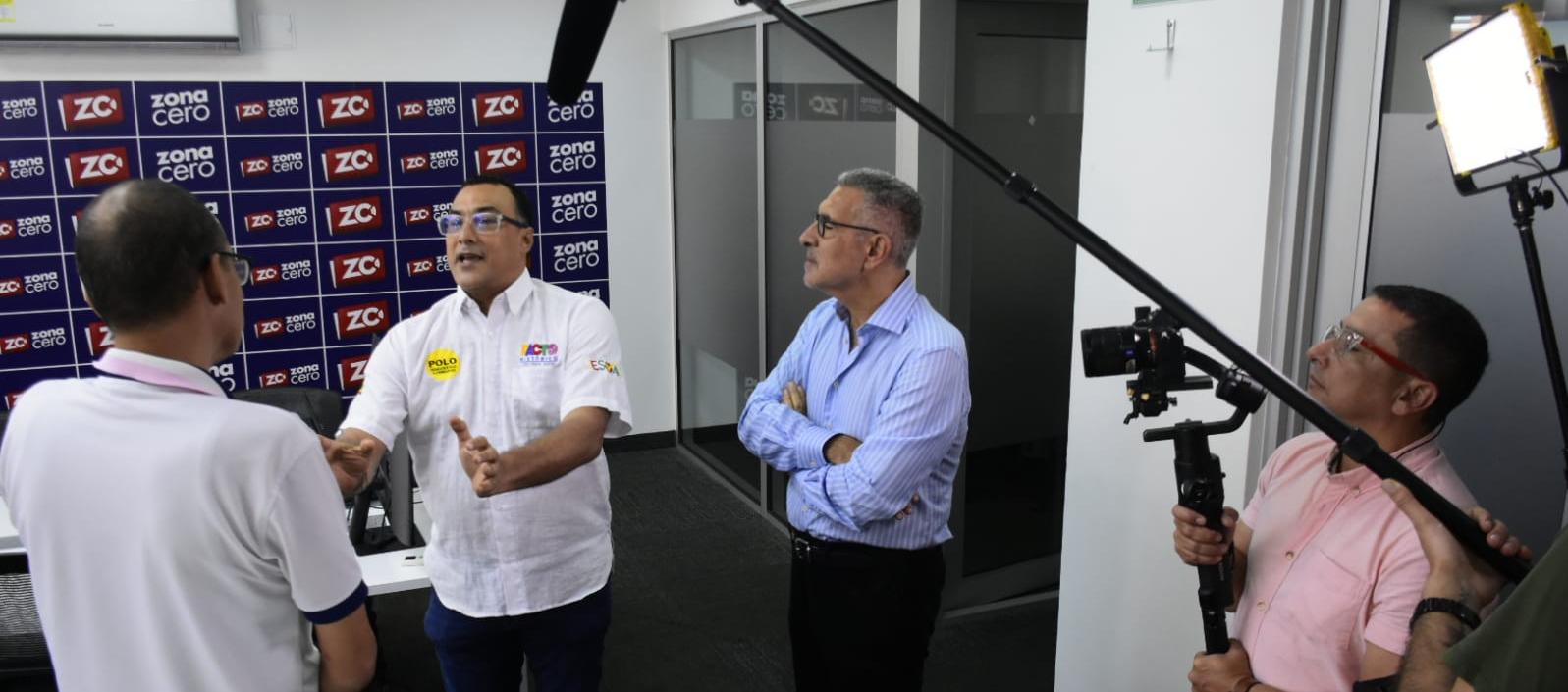 Antonio Bohórquez, candidato a la Alcaldía de Barranquilla, habla con Jorge Cura y el redactor Manuel Ortega 
