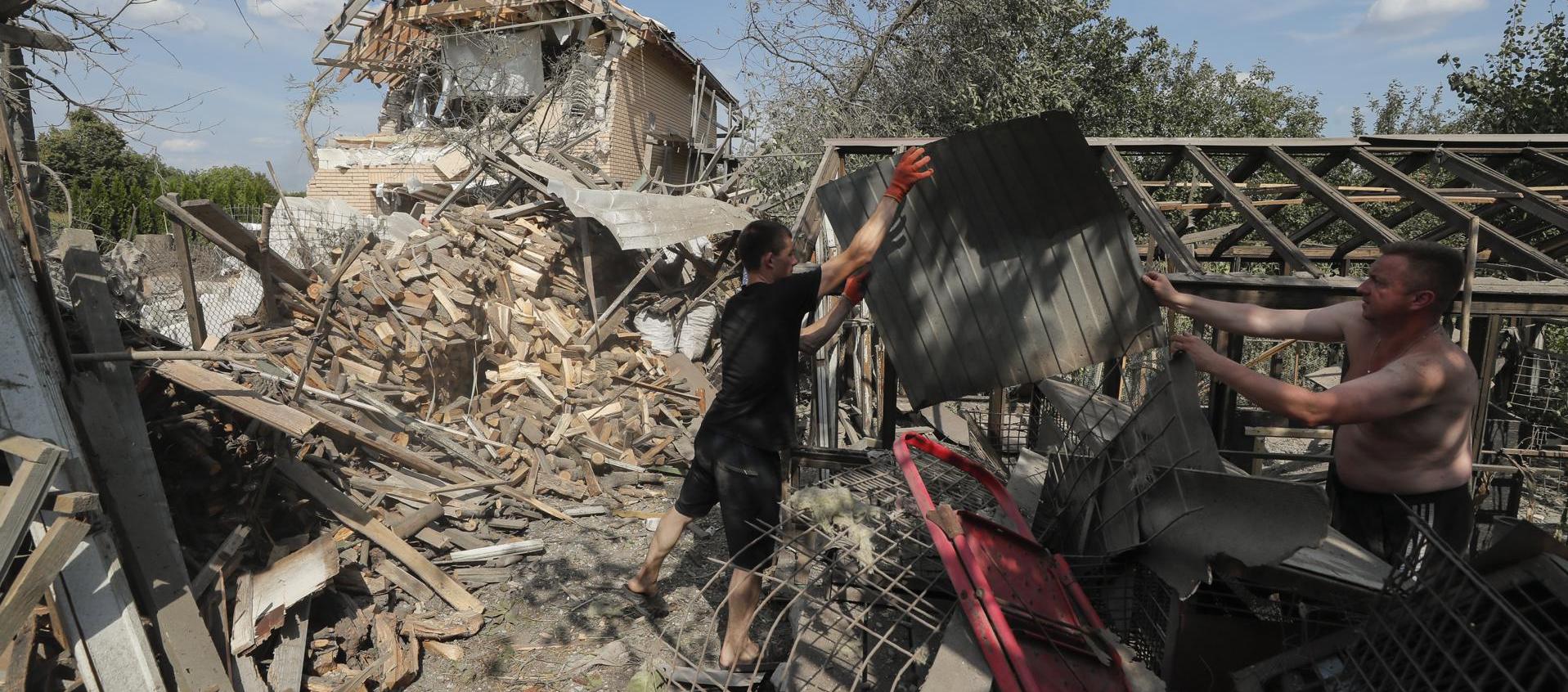 Imagen de archivo de un hombre que retira escombros tras un ataque ruso