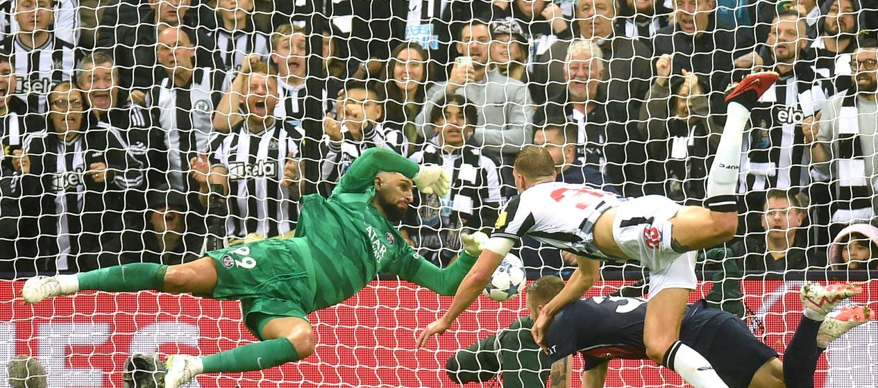 Dan Burn marca el 2-0 a favor del Newcastle ante el París Saint Germain. 