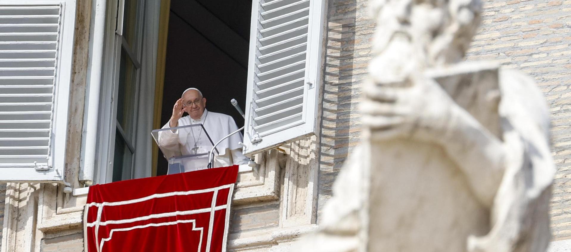 El Papa Francisco dirige el rezo del Ángelus desde la ventana de su despacho.
