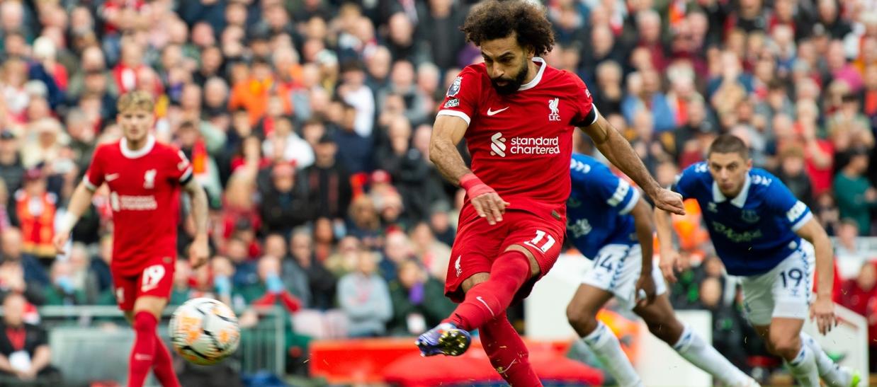El egipcio Mohamed Salah marca de penalti el primer gol del Liverpool. 