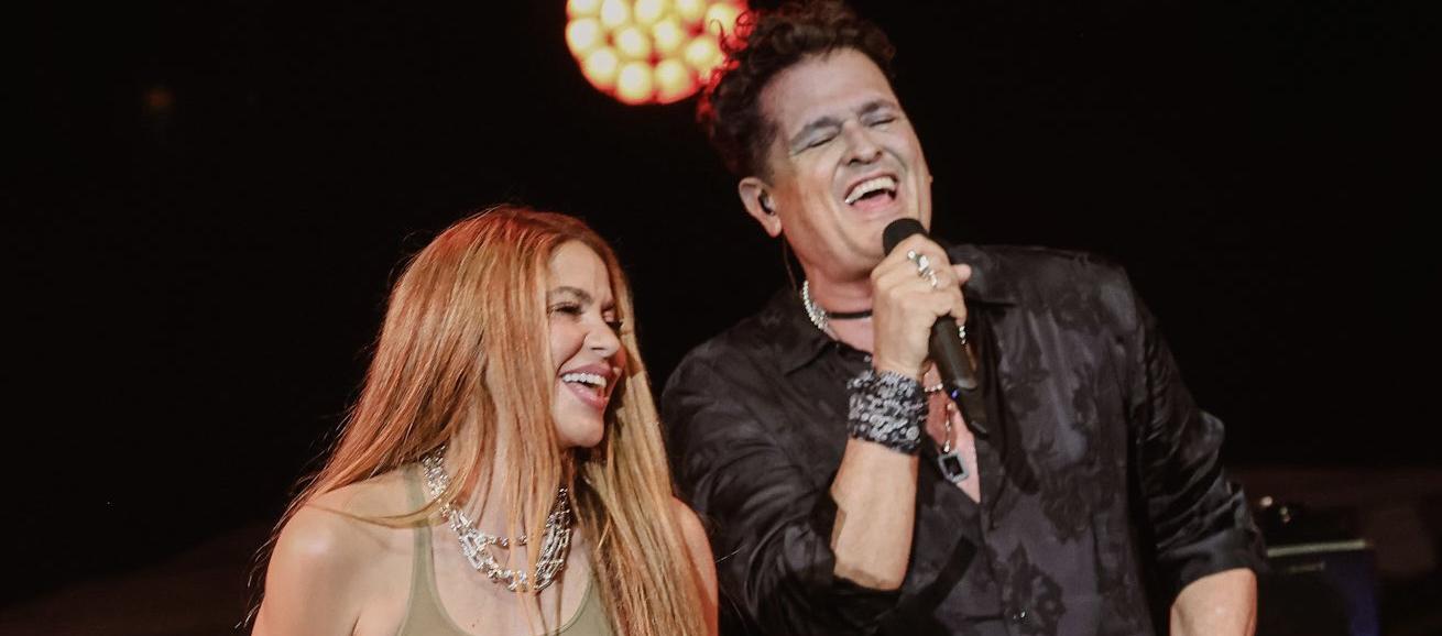 Shakira y Carlos Vives cantando juntos en un concierto en Miami.