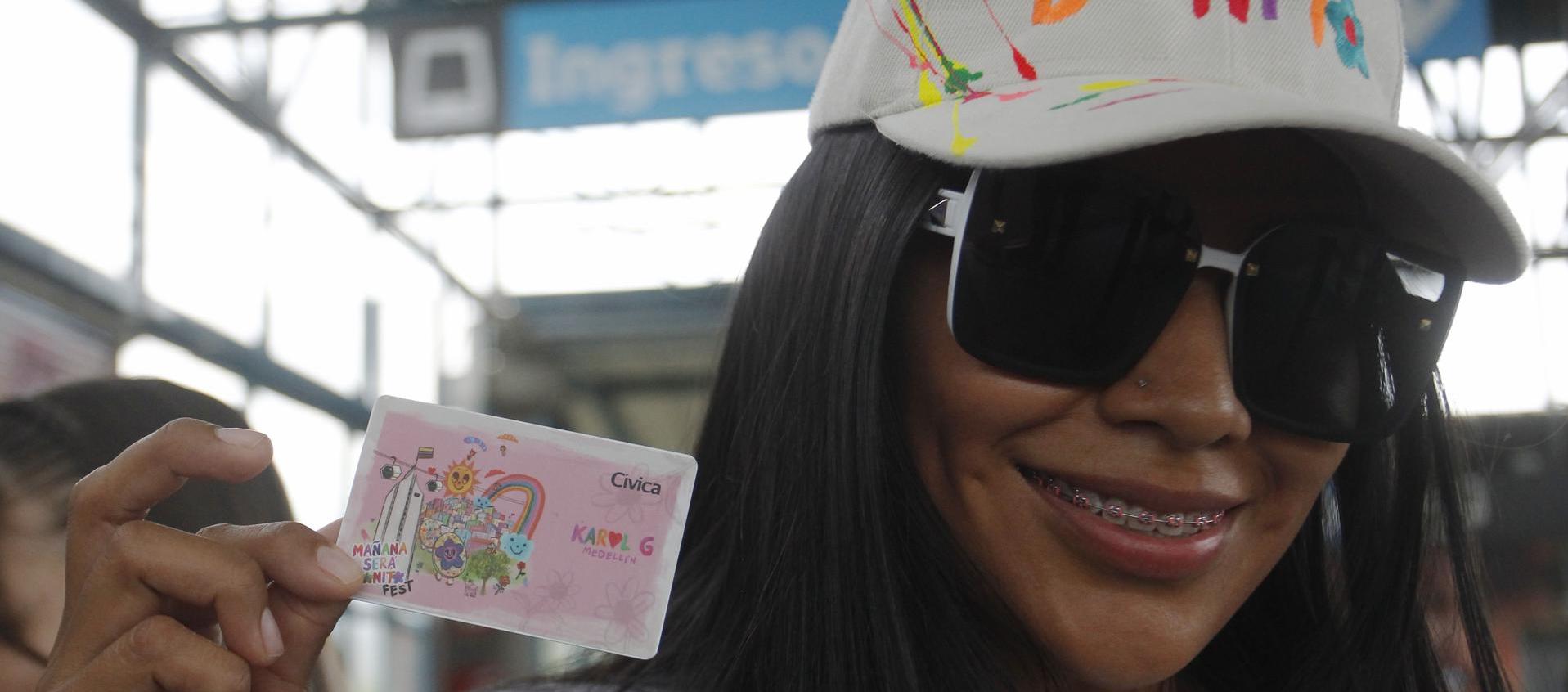 Fanática con tarjeta del Metro de Medellín.