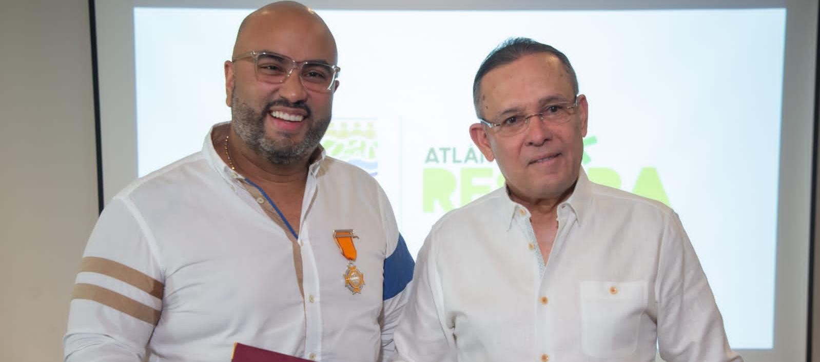 El director de la CRA, Jesús León Insignares y el senador Efraín Cepeda.