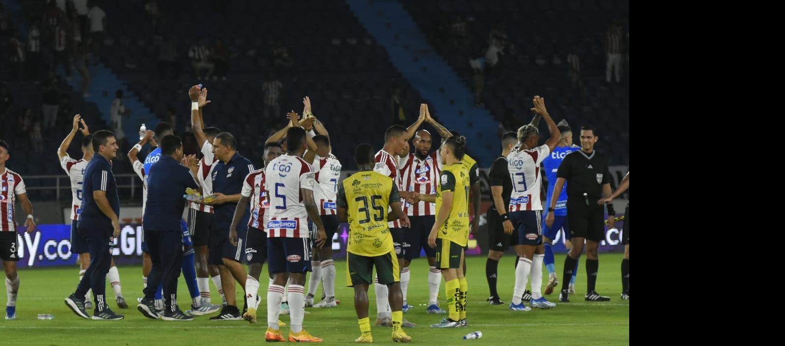 Los jugadores del Junior saludando a la afición en su reciente juego ante el Huila.