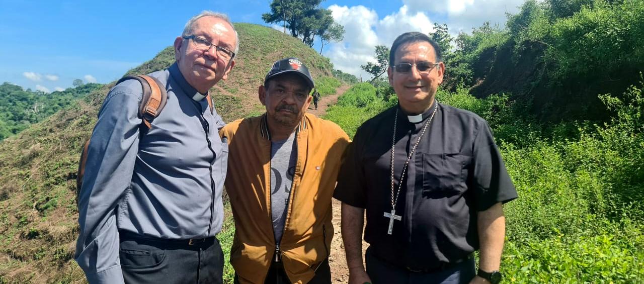 Luis Manuel Díaz junto a monseñor Francisco Ceballos, Obispo de Riohacha, y Héctor Henao, delegado para las relaciones Iglesia-Estado.
