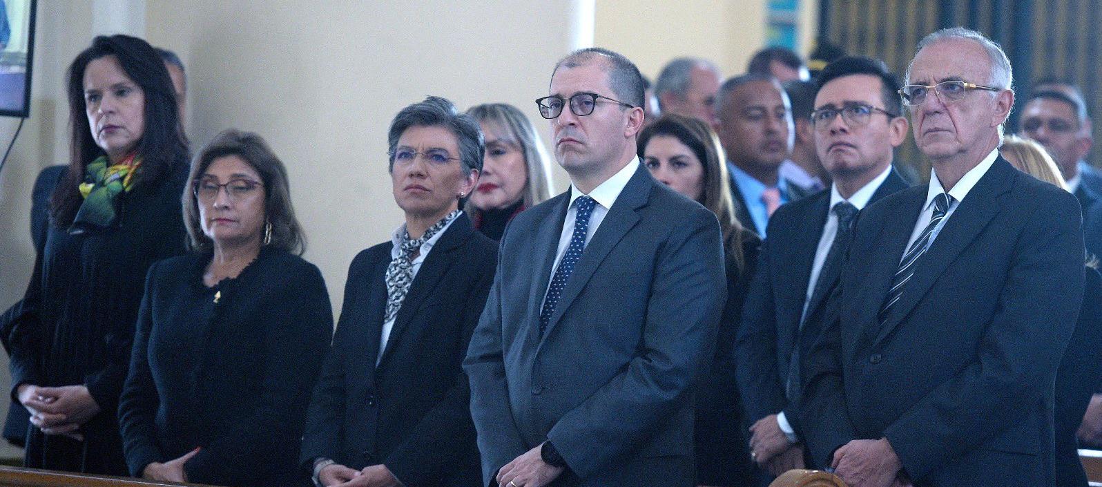 El MinDefensa Iván Velásquez, el fiscal General Francisco Barbosa y la alcaldesa Claudia López, en los actos litúrgicos por el aniversario de la toma del Palacio de Justicia en 1985