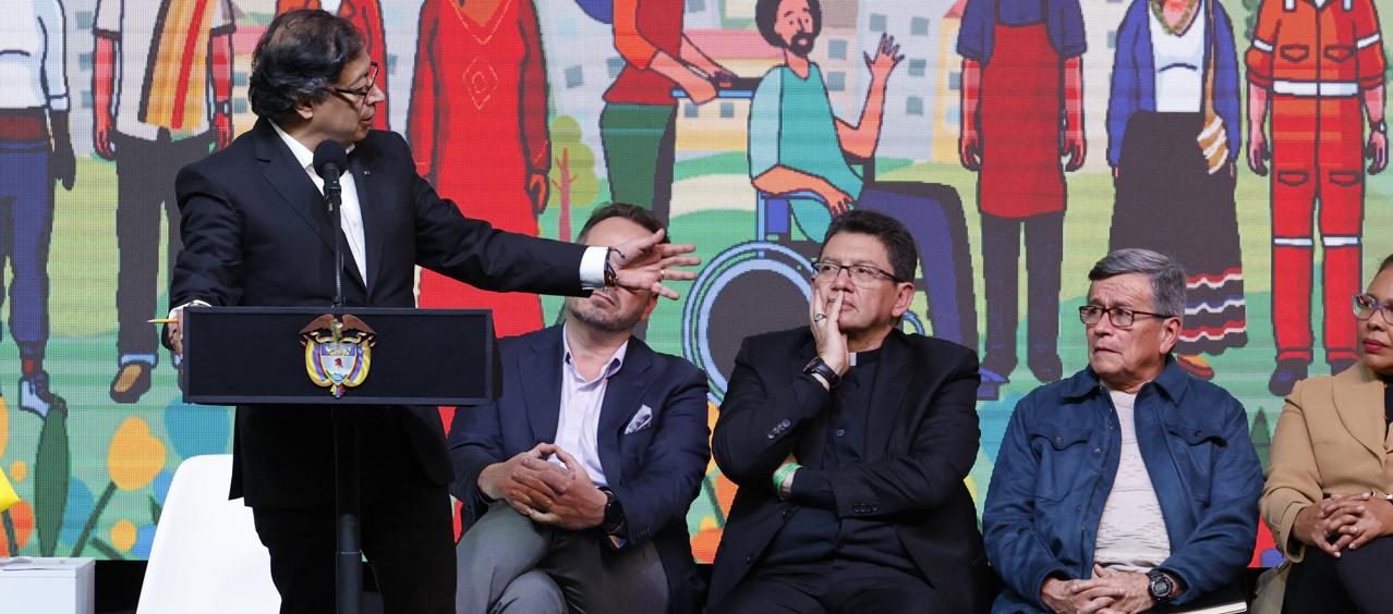El Presidente Gustavo Petro y los negociadores del ELN.