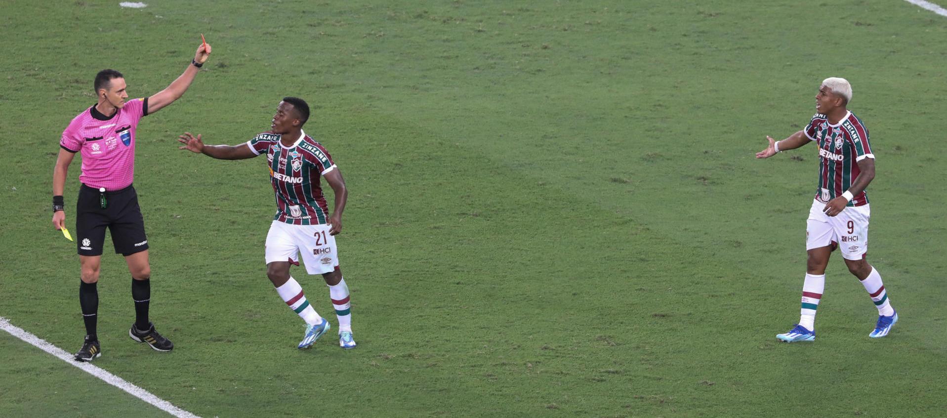 Wílmar Roldán expulsando a un jugador de Fluminense.