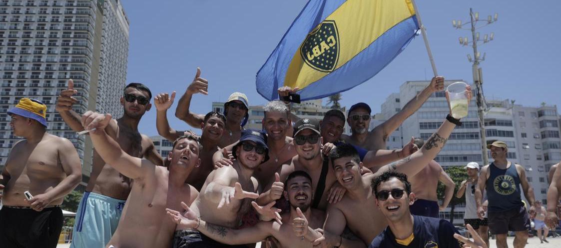 Los seguidores de Boca Juniors se han congregado en la playa de Copacabana. 