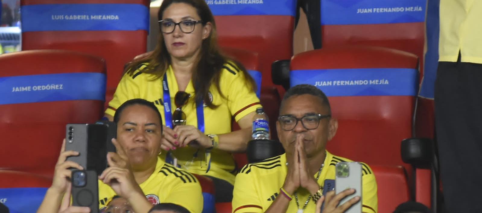 'Mane' Díaz acompañado de su esposa Cilenis Marulanda, en las tribunas del estadio Metropolitano. 