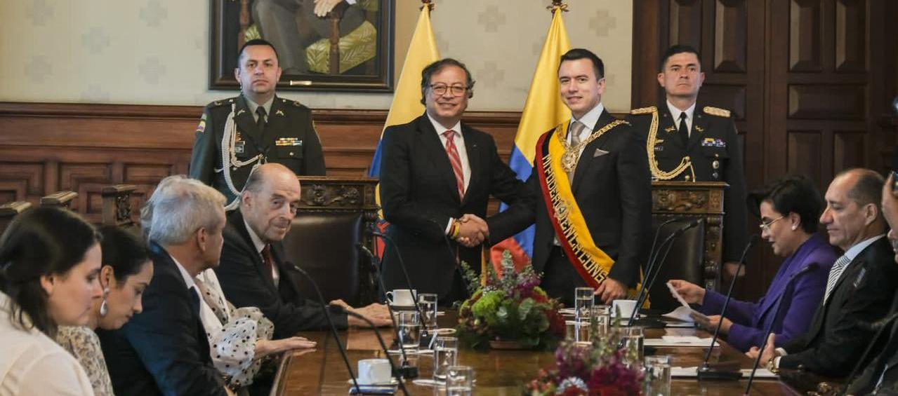 Gustavo Petro posando con el Presidente de Ecuador, Daniel Noboa.