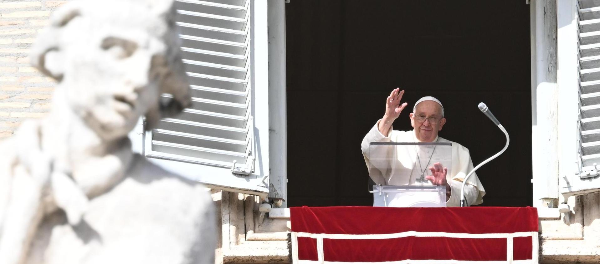 El Papa Francisco hablando desde la ventana de su despacho.