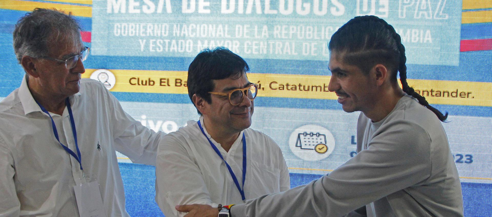 Camilo González, delegado por el Gobierno; Danilo Rueda, alto comisionado para la Paz; y Andrey Avendaño, vocero del EMC.