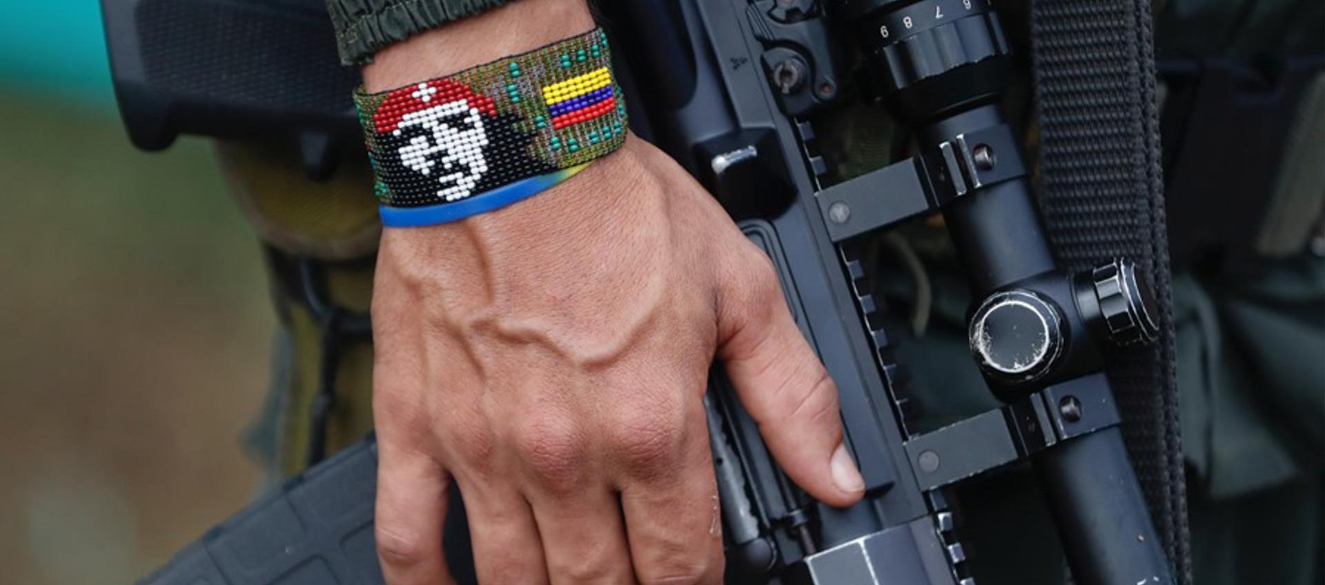 Un guerrillero de las disidencias de las FARC sostiene un fusil.