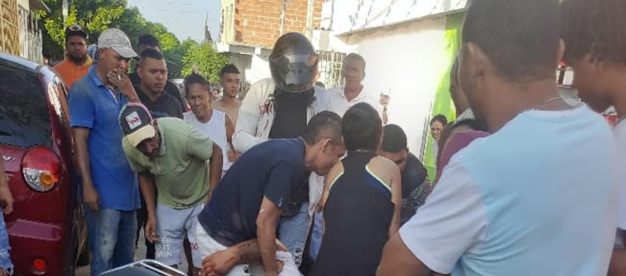 Momento en que la víctima era auxiliada para ser llevada al Hospital General de Barranquilla.