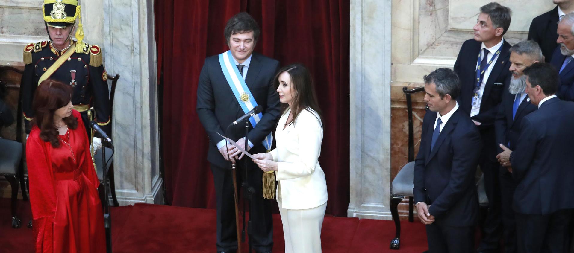 El Presidente Javier Milei con la Vicepresidenta saliente de Argentina, Cristina Fernández durante la ceremonia en el Congreso de la Nación.