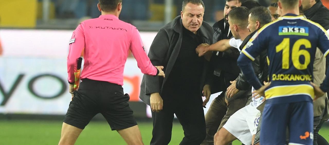 Momento en el que el árbitro Halil Umut Meler es atacado por Faruk Koca, presidente del Ankaraguçu.