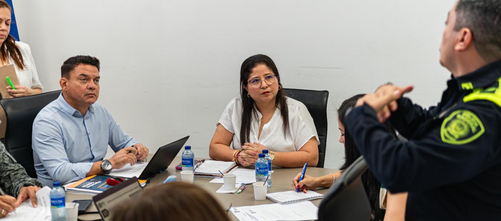 La alcaldesa Alcira Sandoval en reunión con las autoridades de Policía y Militar. 