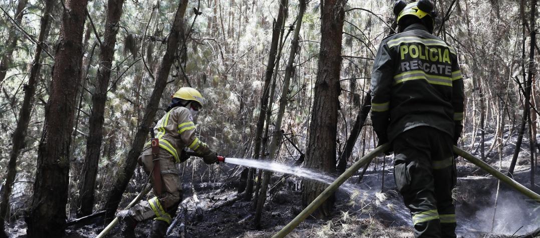 Bomberos combaten un incendio forestal en Nemocón.
