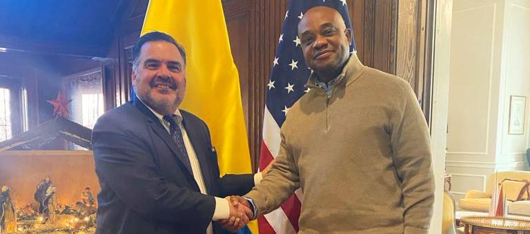 El Embajador de los Estados Unidos en Colombia con su homólogo de Colombia en su país.