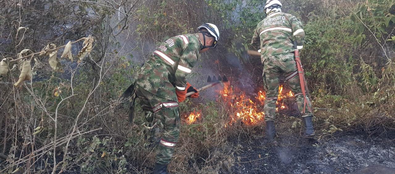 Soldados del Ejército atendiendo un incendio forestal en Antioquia. 