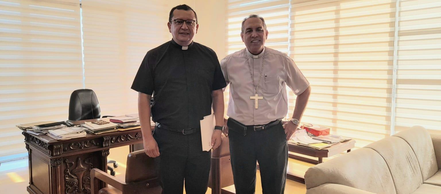 Padre Germán Gándara, CJM., rector encargado de Unicatólica y Monseñor Pablo Salas, arzobispo de Barranquilla.