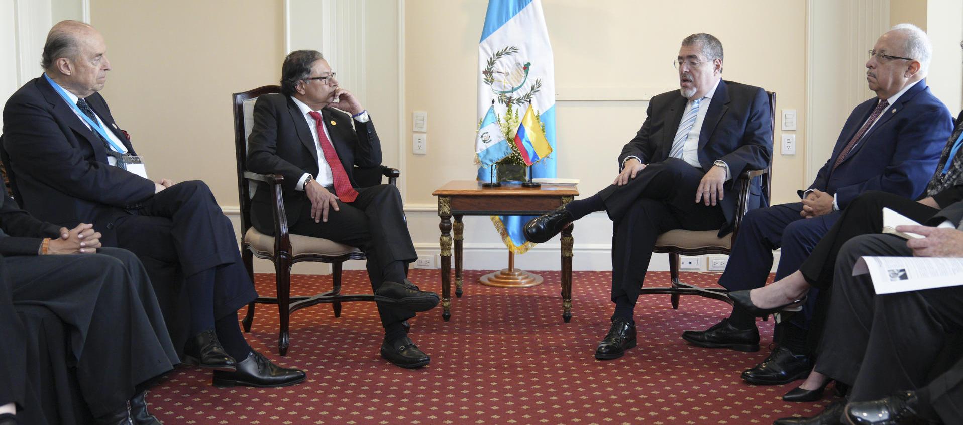 El presidente Petro y su canciller Alvaro Leyva con el nuevo mandatario de Guatemala, Bernardo Arévalo