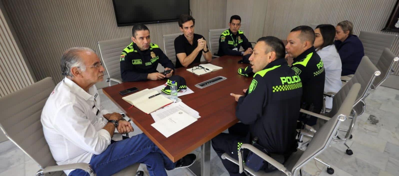 Eduardo Verano reunido con la Policía. 