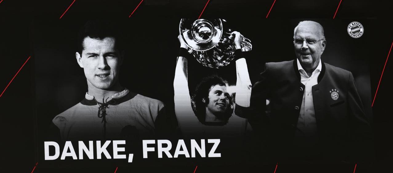 "Gracias, Franz", leyenda con las fotos de Beckenbauer en el Allianz Arena.