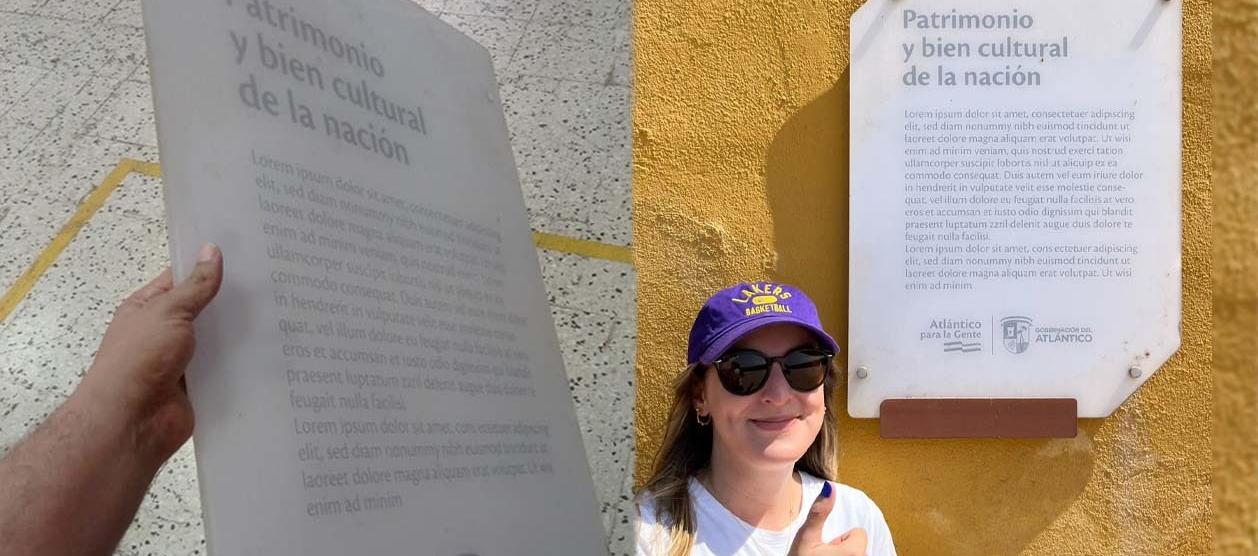 La placa con el 'relleno de texto' y en la otra imagen, la turista que dejó al descubierto el error